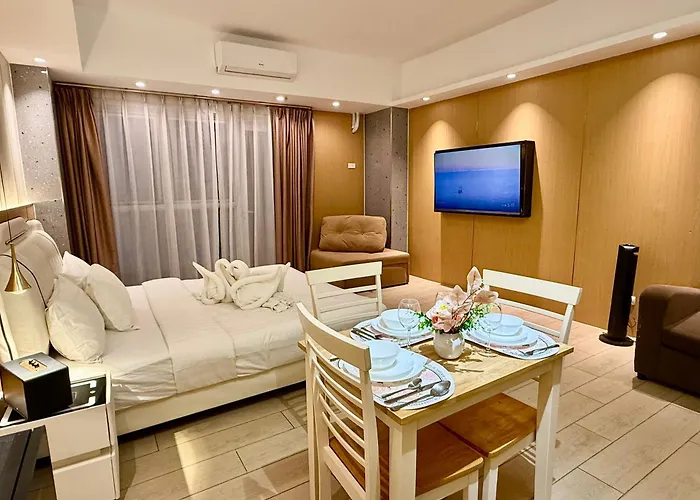 Venice Luxe King Bed Retreat, Netflix, Kitchen, Pool Access, 3 Guests Only * Manila