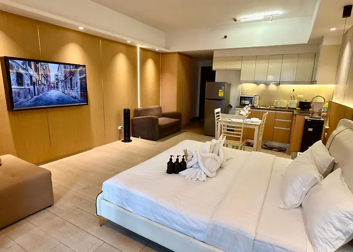 Venice Luxe King Bed Retreat, Netflix, Kitchen, Pool Access, 3 Guests Only * Manila
