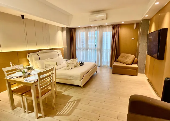 Apartment Venice Luxe King Bed Retreat, Netflix, Kitchen, Pool Access, 3 Guests Only *