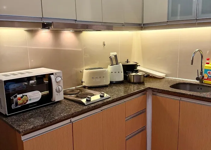 Venice Luxe King Bed Retreat, Netflix, Kitchen, Pool Access, 3 Guests Only Apartment