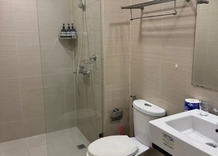 Venice Luxe King Bed Retreat, Netflix, Kitchen, Pool Access, 3 Guests Only Manila