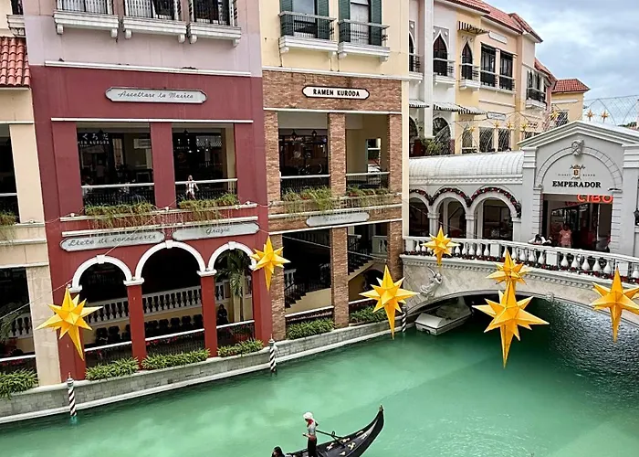 Venice Luxe King Bed Retreat, Netflix, Kitchen, Pool Access, 3 Guests Only Manila