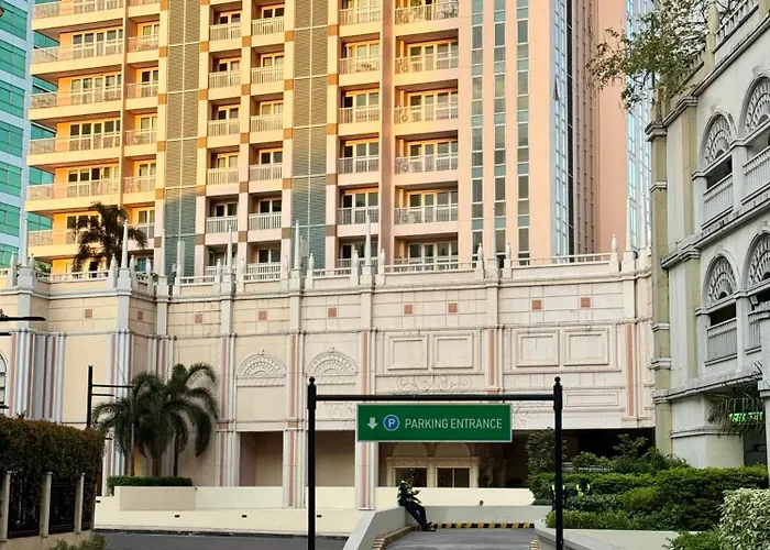Venice Luxe King Bed Retreat, Netflix, Kitchen, Pool Access, 3 Guests Only Apartment Manila