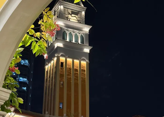 Venice Luxe King Bed Retreat, Netflix, Kitchen, Pool Access, 3 Guests Only * Manila