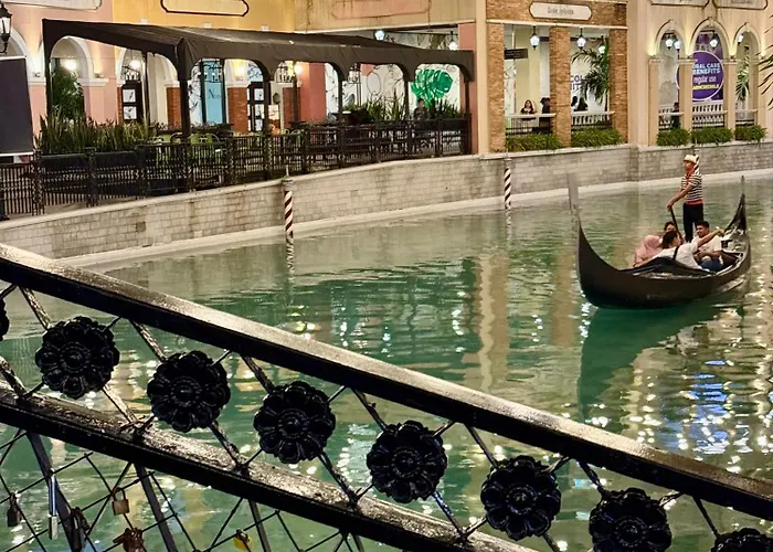 Venice Luxe King Bed Retreat, Netflix, Kitchen, Pool Access, 3 Guests Only Manila