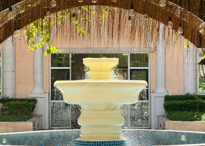 Venice Luxe King Bed Retreat, Netflix, Kitchen, Pool Access, 3 Guests Only Manila