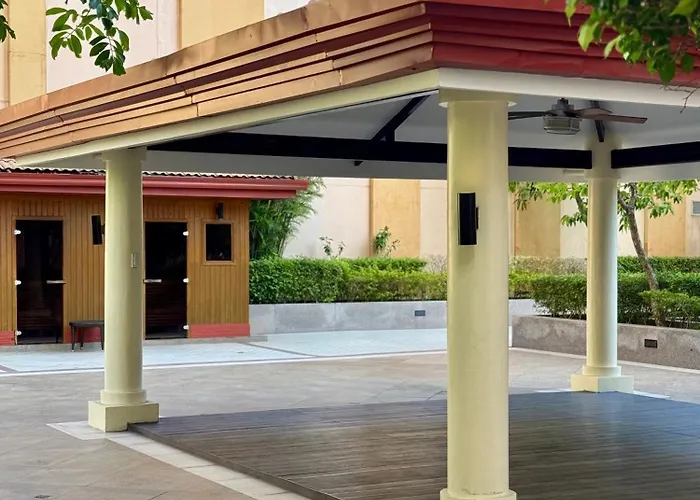 Venice Luxe King Bed Retreat, Netflix, Kitchen, Pool Access, 3 Guests Only