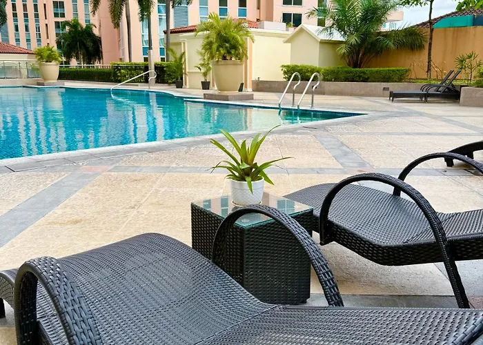 Venice Luxe King Bed Retreat, Netflix, Kitchen, Pool Access, 3 Guests Only
