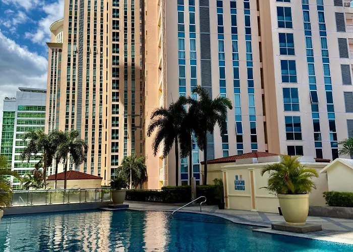 Venice Luxe King Bed Retreat, Netflix, Kitchen, Pool Access, 3 Guests Only Apartment
