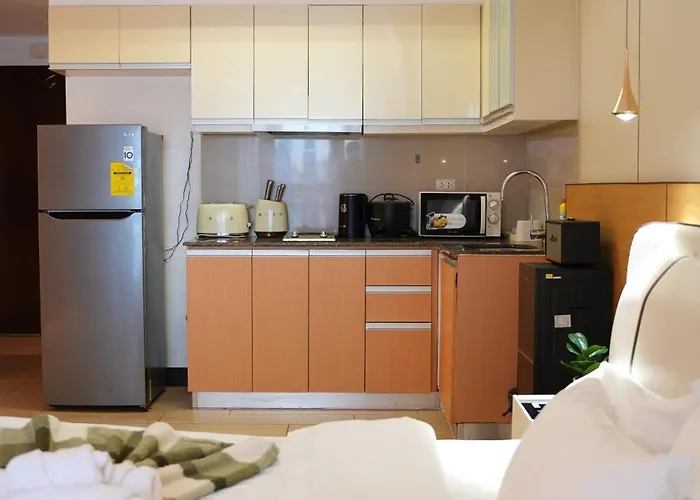 Venice Luxe King Bed Retreat, Netflix, Kitchen, Pool Access, 3 Guests Only Manila