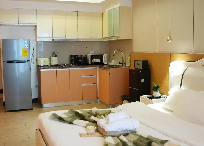 Venice Luxe King Bed Retreat, Netflix, Kitchen, Pool Access, 3 Guests Only Apartment *