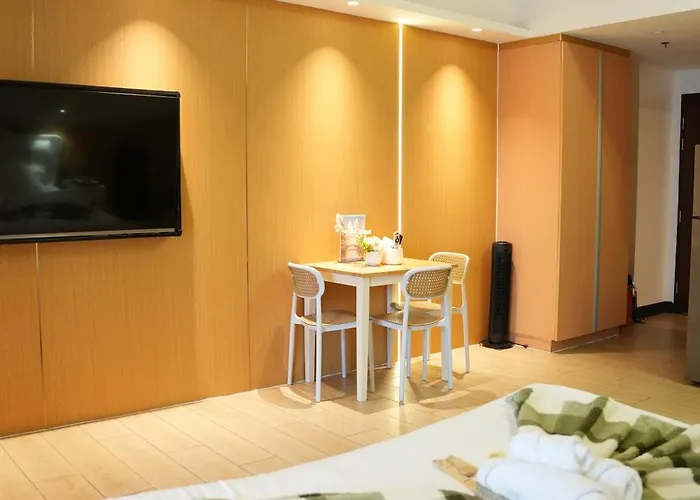 Venice Luxe King Bed Retreat, Netflix, Kitchen, Pool Access, 3 Guests Only Apartment