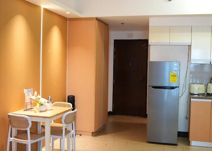 Apartment Venice Luxe King Bed Retreat, Netflix, Kitchen, Pool Access, 3 Guests Only Manila