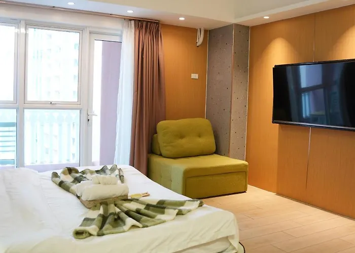 Venice Luxe King Bed Retreat, Netflix, Kitchen, Pool Access, 3 Guests Only Manila
