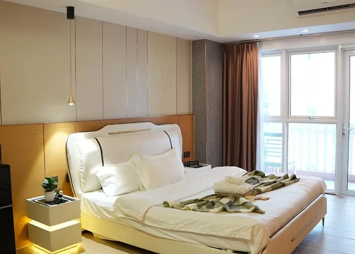 Venice Luxe King Bed Retreat, Netflix, Kitchen, Pool Access, 3 Guests Only * Manila